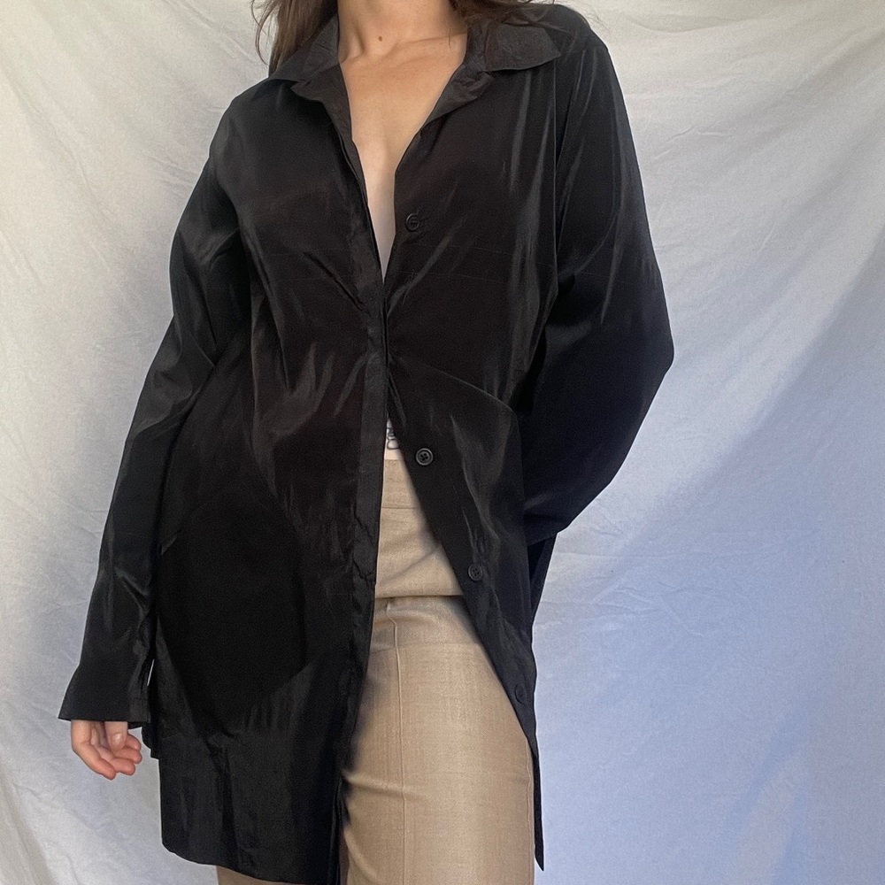 MARITHÉ + FRANÇOIS GIRBAUD IRIDESCENT BLACK SILK OVERSIZED BUTTON UP - Picture 2 of 5